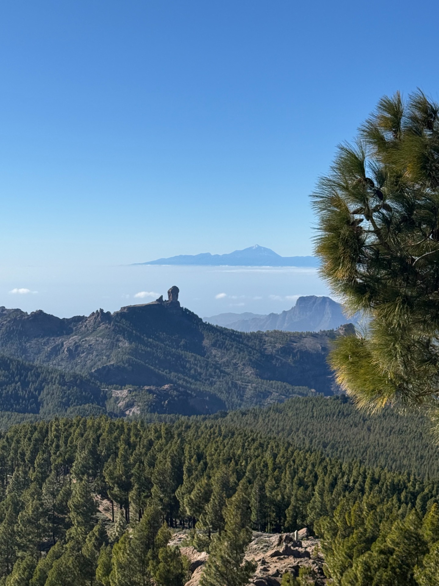 Gran Canaria hegyi kirándulás a sziget lenyűgöző hegyvidéki táján, a távolban látható ikonikus Roque Nublo sziklával